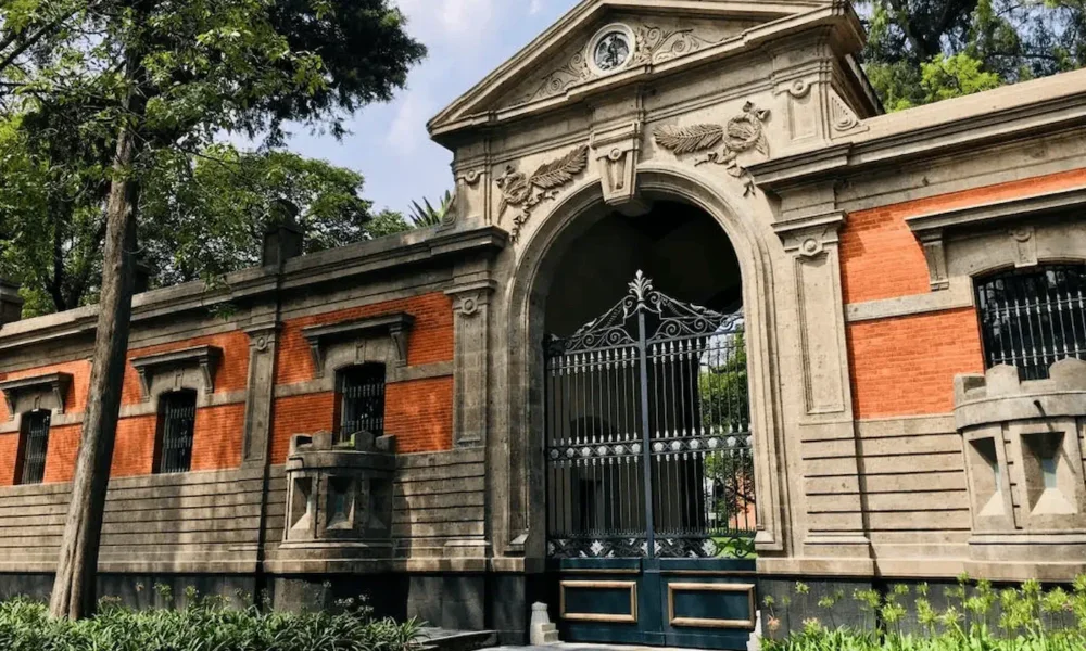 Fachada del Museo del Sitio del Bosque de Chapultepec de la Ciudad de México